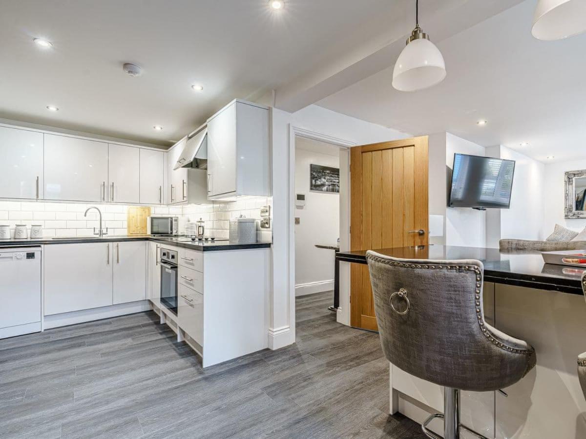 Tower Apartment Whitby Bagian luar foto