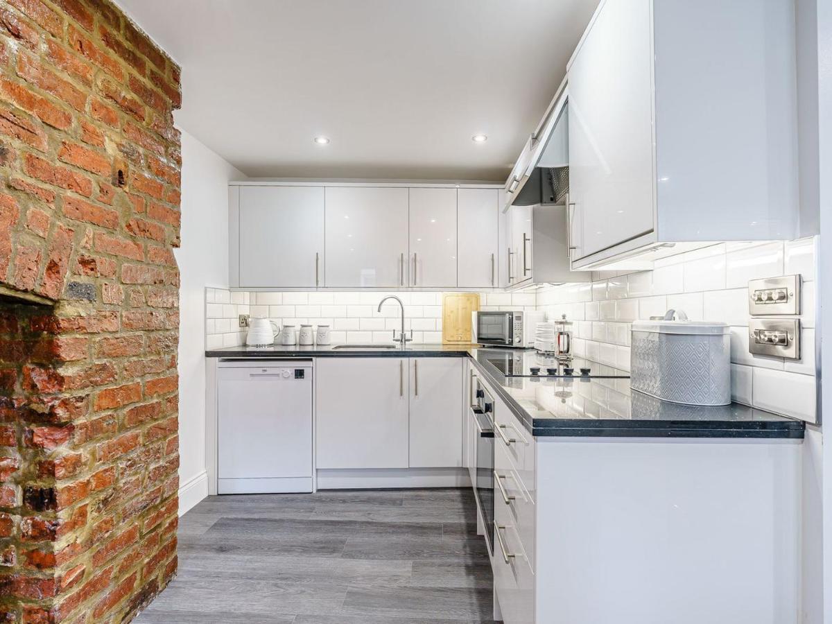 Tower Apartment Whitby Bagian luar foto