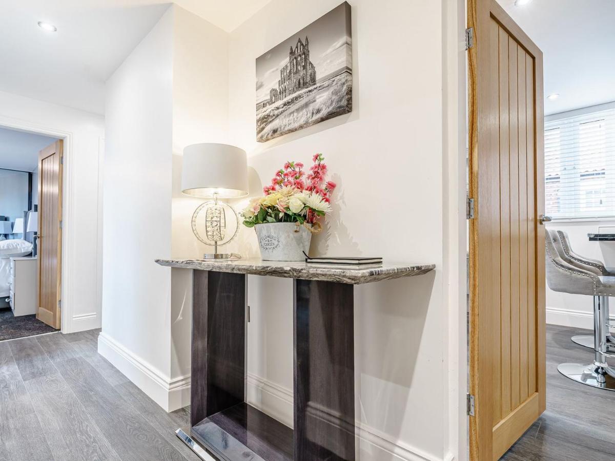 Tower Apartment Whitby Bagian luar foto