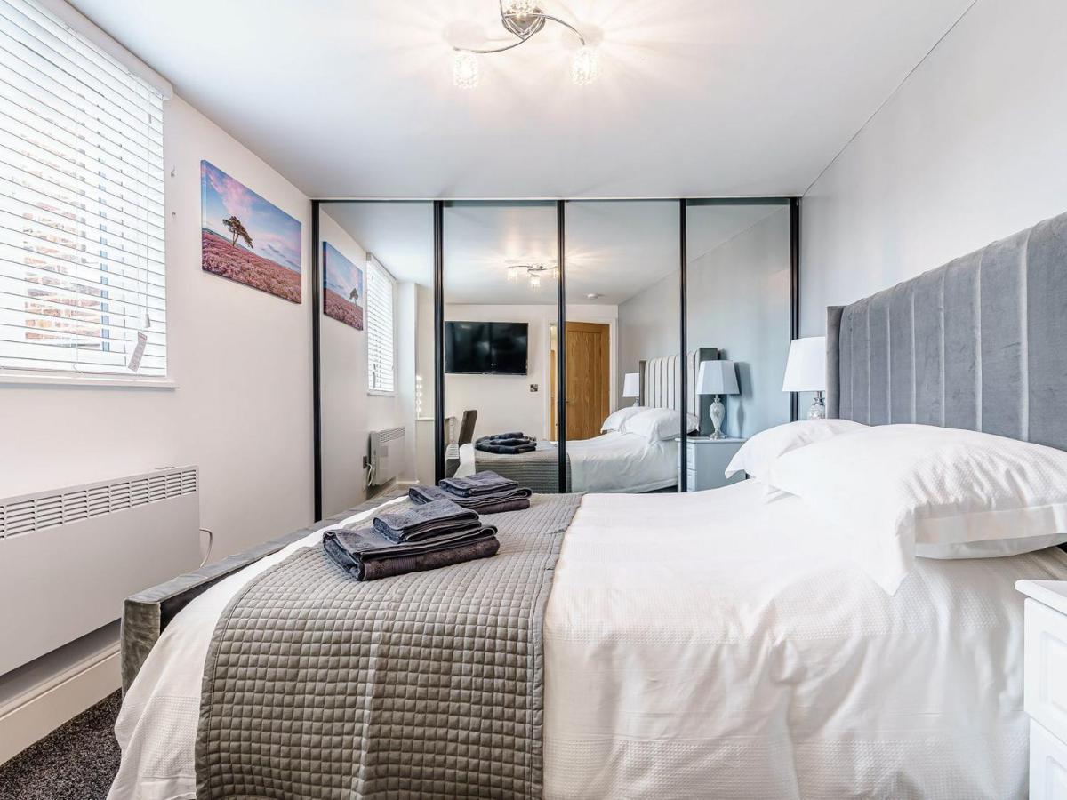 Tower Apartment Whitby Bagian luar foto