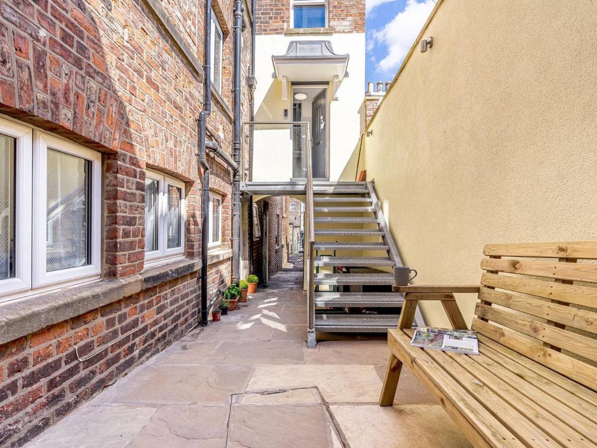 Tower Apartment Whitby Bagian luar foto