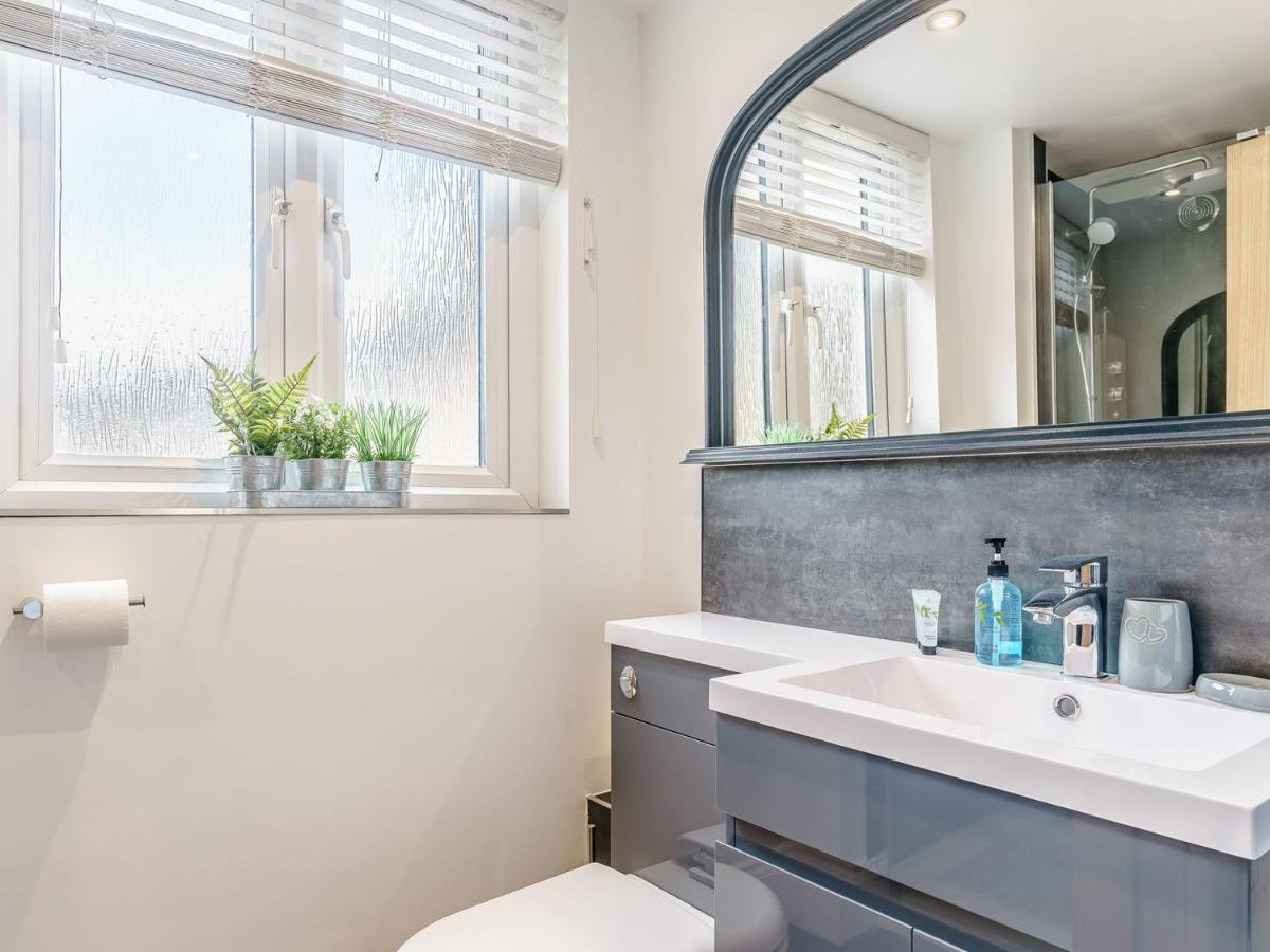 Tower Apartment Whitby Bagian luar foto