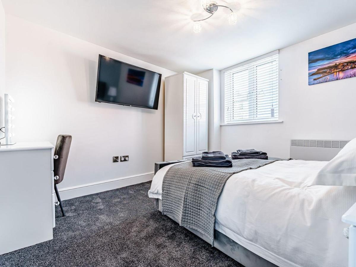 Tower Apartment Whitby Bagian luar foto