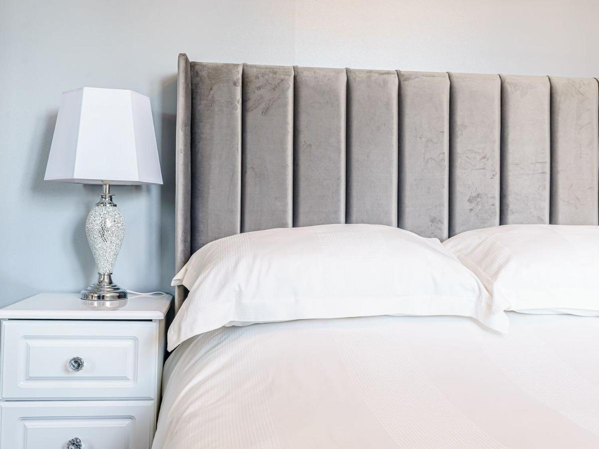 Tower Apartment Whitby Bagian luar foto